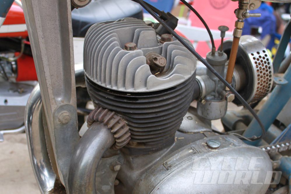 Engine cooling fins